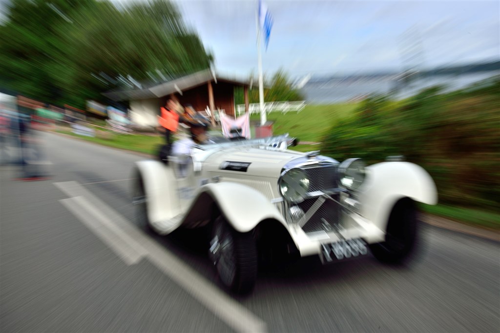 Ernest Kristensen starter sin SS 100 i et sus fra Ibæk Strandvej ved Vejle Fjord i 2014-udgaven af Munkebjerg Hillclimb for at race op ad bjerget til målet ved Munkebjerg Hotel
(Foto: Michael Eisenberg)
